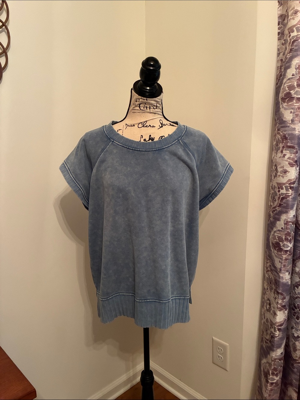 Evereve Short Sleeve Muscle Pullover (Washed Blue)
